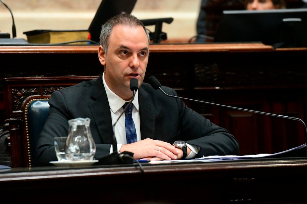 Adorni declaró casi $945 millones en su declaración jurada y la interna libertaria estalla: las cuentas que no cierran