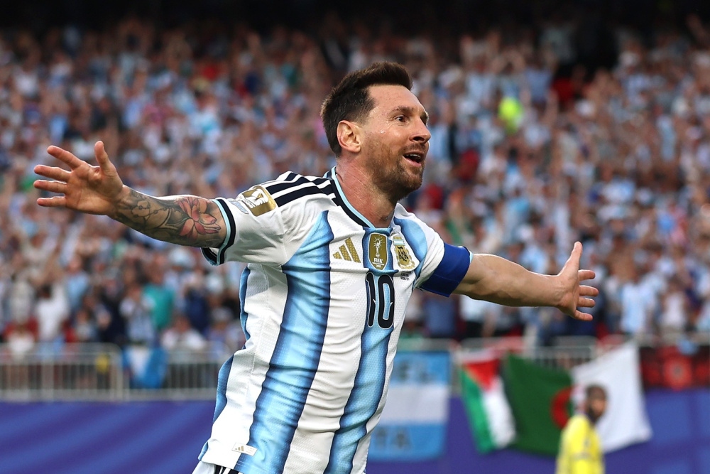 Messi hizo historia en su partido 200, triplete, récord de goles en Mundiales y Argentina debutó con una victoria 3-0 ante Argelia